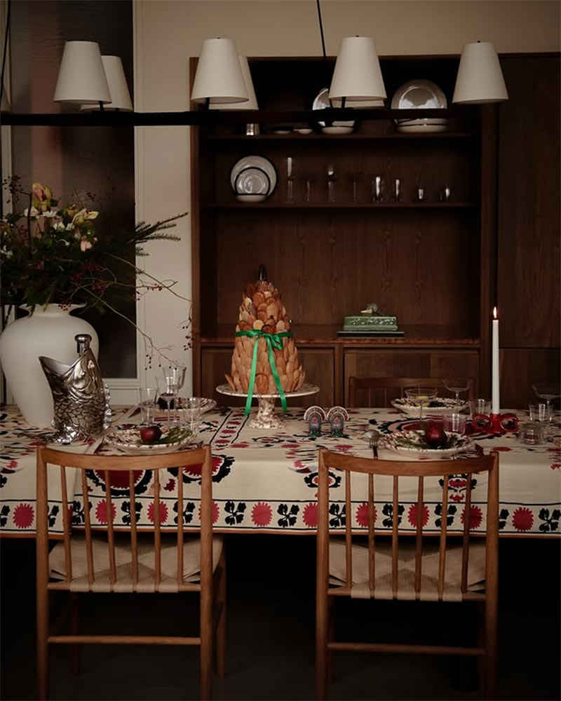 Catalogue Artilleriet, Noël 2024 : Table de Noël en blanc et rouge Catalogue Artilleriet, Noël 2024 : Table de Noël en blanc et rouge