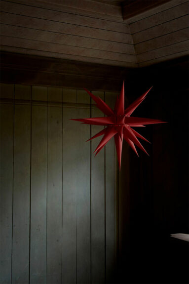 Catalogue Artilleriet, Noël 2024 : Étoile de Noël scandinave rouge dans l'entrée Catalogue Artilleriet, Noël 2024 : Étoile de Noël scandinave rouge dans l'entrée