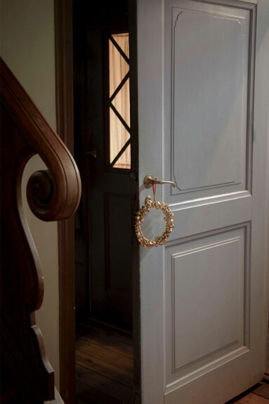 Catalogue Artilleriet, Noël 2024 : Petite déco dorée dans l'entrée Catalogue Artilleriet, Noël 2024 : Petite déco dorée dans l'entrée