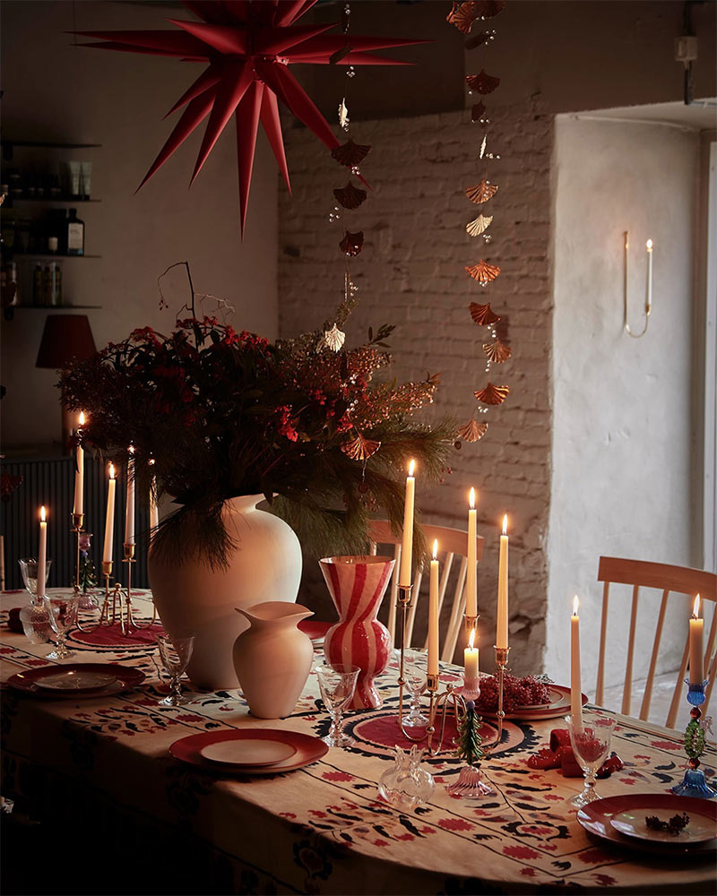 Catalogue Artilleriet, Noël 2024 : Table de Noël en blanc et rouge Catalogue Artilleriet, Noël 2024 : Table de Noël en blanc et rouge