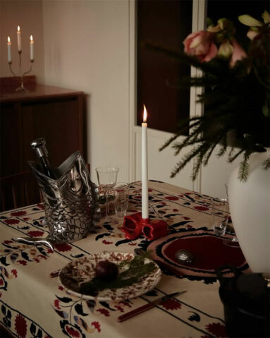 Catalogue Artilleriet, Noël 2024 : Table de Noël en blanc et rouge Catalogue Artilleriet, Noël 2024 : Table de Noël en blanc et rouge