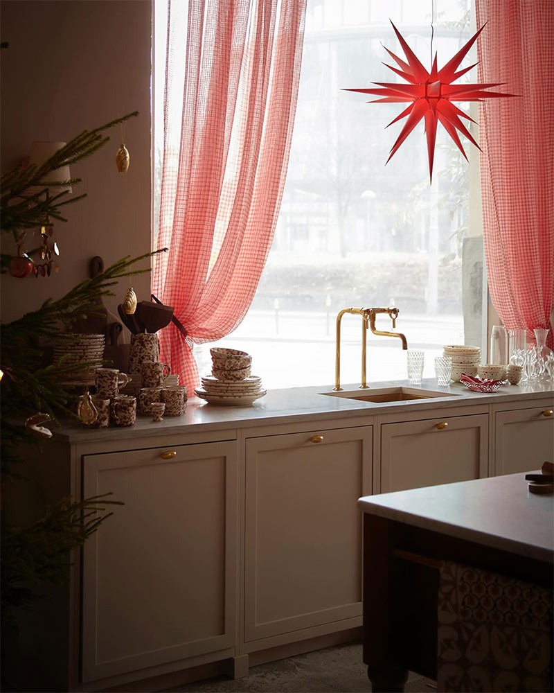 Catalogue Artilleriet, Noël 2024 : La cuisine décorée de son étoile de Noël scandinave rouge Catalogue Artilleriet, Noël 2024 : La cuisine décorée de son étoile de Noël scandinave rouge