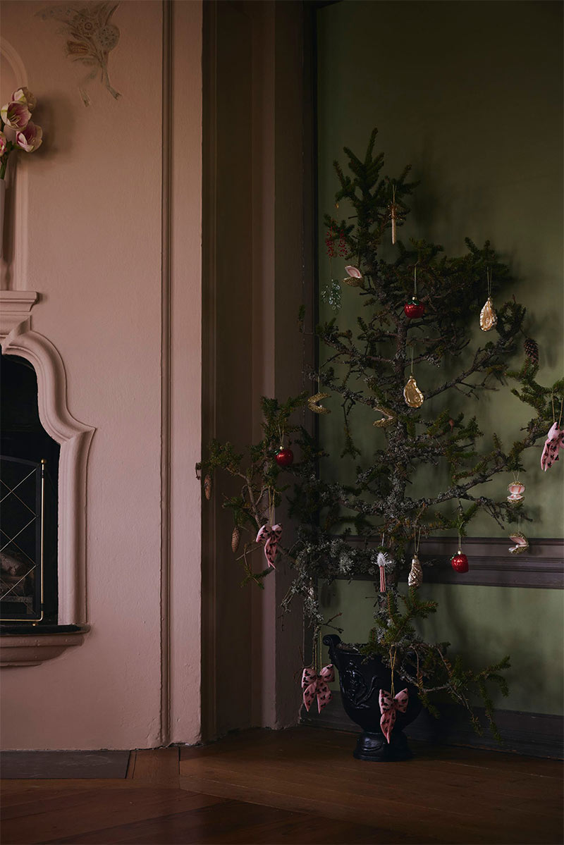 Catalogue Artilleriet, Noël 2024 : Sapin de Noël dans l'entre-pièce Catalogue Artilleriet, Noël 2024 : Sapin de Noël dans l'entre-pièce