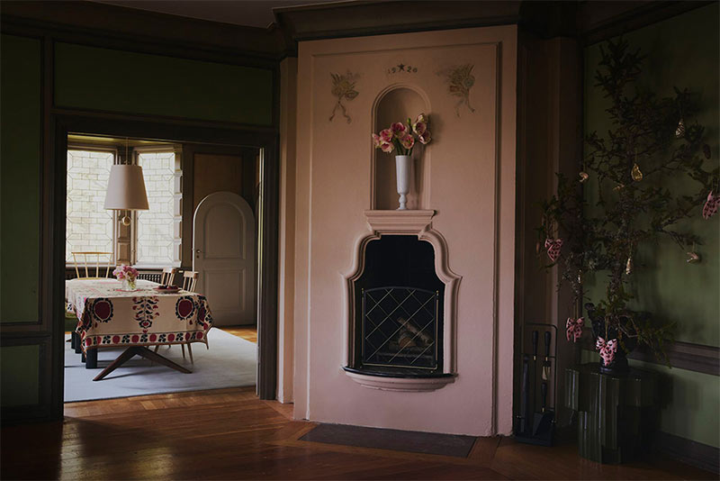 Catalogue Artilleriet, Noël 2024 : Sapin de Noël dans l'entre-pièce Catalogue Artilleriet, Noël 2024 : Sapin de Noël dans l'entre-pièce