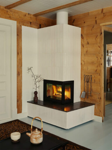 La cheminée insert avec son revêtement en tuiles émaillées