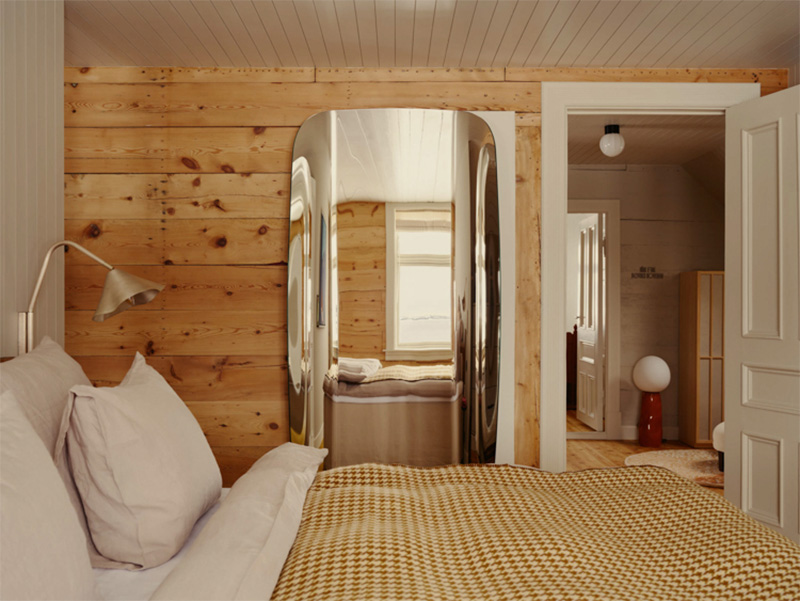 Une des chambres de l'hôtel aux murs en lambris brut