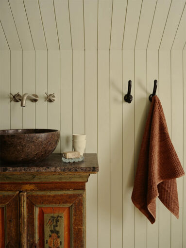 La salle de bains avec son meuble antique peint, détourné en meuble vasque