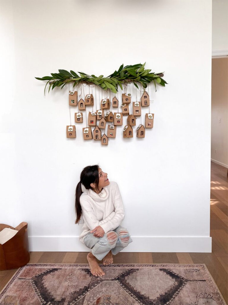 Calendrier de l'avent avec des boîtes suspendues à une branche par @abbyroadhome