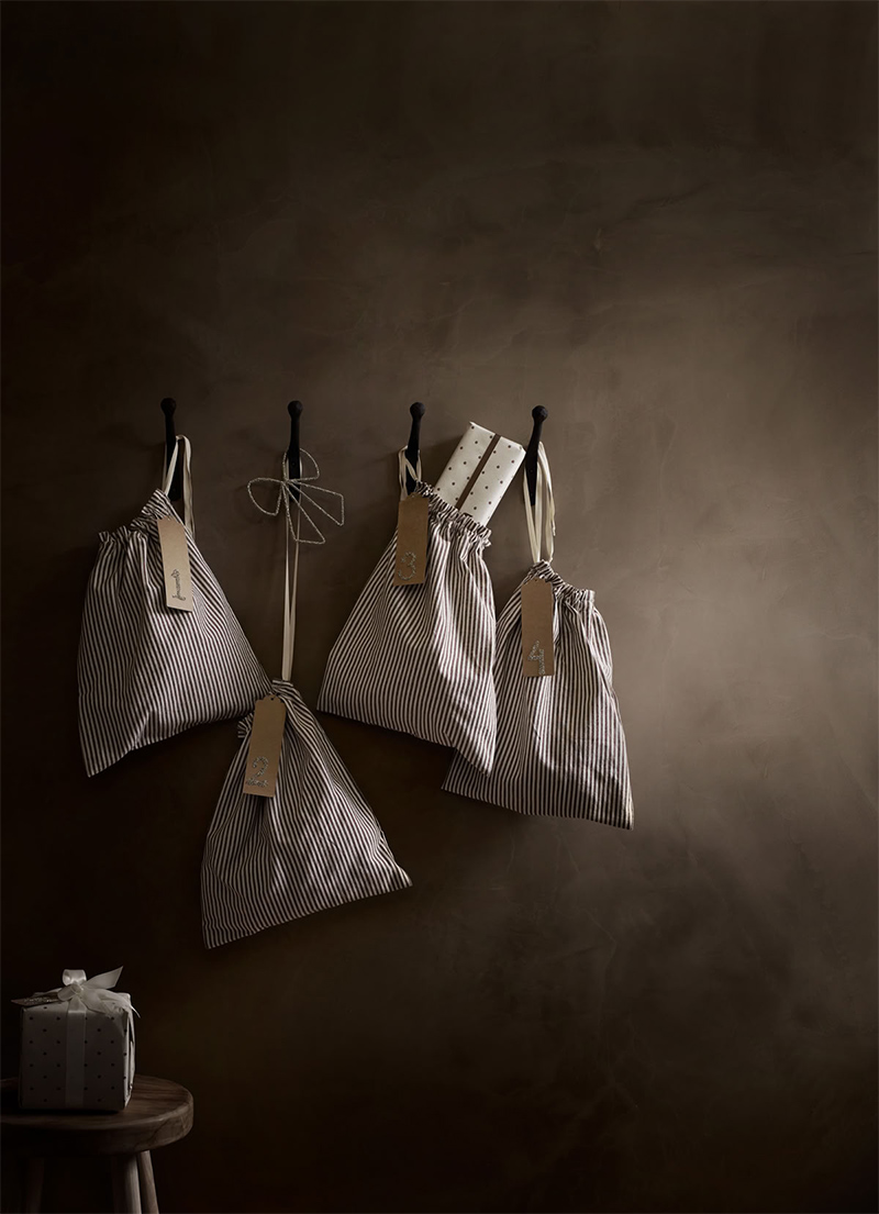 Jolie mise en scène de la marque Tine K pour son calendrier de l'avent réalisé avec des pochettes