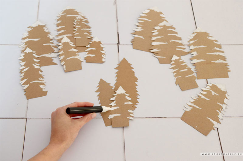 Calendrier de l'avent réalisé à partir de petites pochettes avec sapins découpés, placées dans une boîte