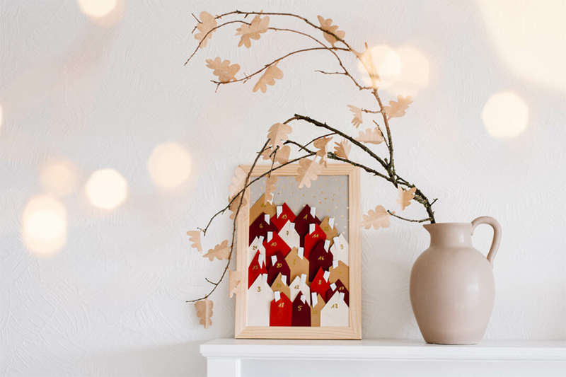 Calendrier de l'avent, constitué de maisons en origami, placées dans un cadre par @uponmylife