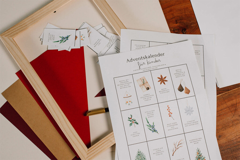 Calendrier de l'avent, constitué de maisons en origami, placées dans un cadre par @uponmylife