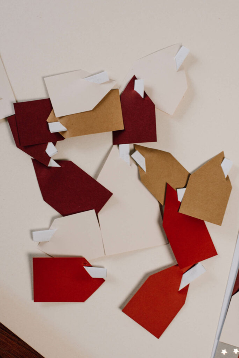 Calendrier de l'avent, constitué de maisons en origami, placées dans un cadre par @uponmylife