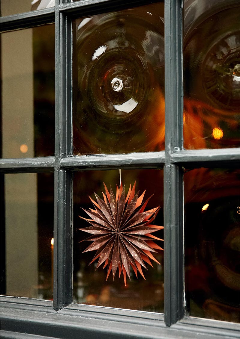 Le catalogue de Noël 2024 TOAST : Étoile de Noêl en papier devant la fenêtre Le catalogue de Noël 2024 TOAST : Étoile de Noêl en papier devant la fenêtre