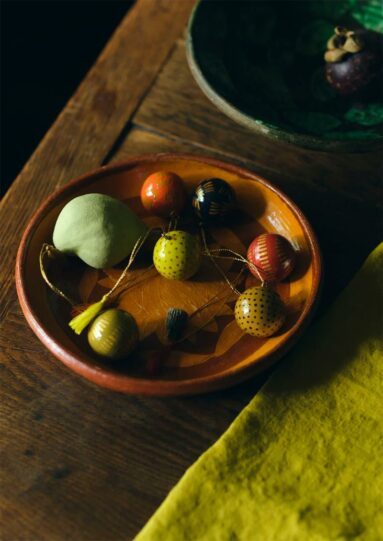 Le catalogue de Noël 2024 TOAST : Boules de Noël dans un plat en terre cuite Le catalogue de Noël 2024 TOAST : Boules de Noël dans un plat en terre cuite