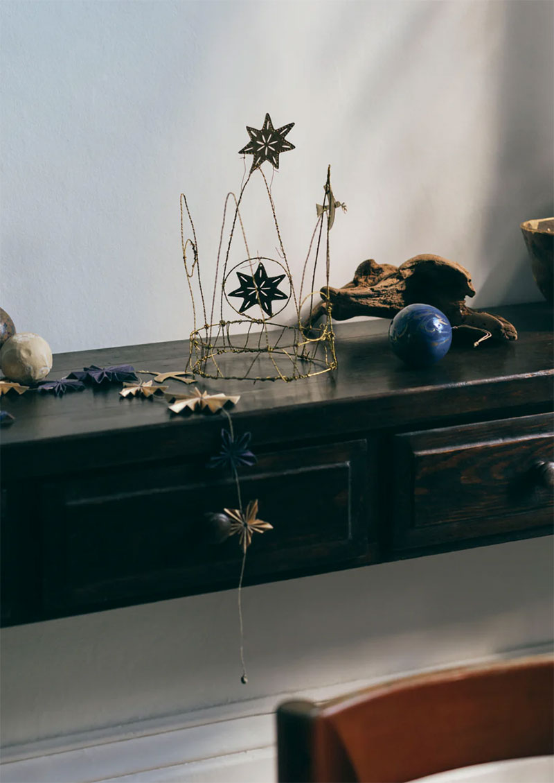 Le catalogue de Noël 2024 TOAST : Couronne réalisée en fil de fer Le catalogue de Noël 2024 TOAST : Couronne réalisée en fil de fer