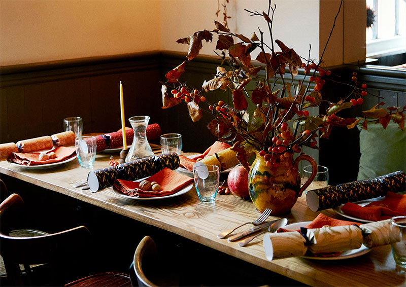 Le catalogue de Noël 2024 TOAST : Table de fête un brin rustique Le catalogue de Noël 2024 TOAST : Table de fête un brin rustique