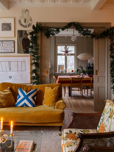 Vue du salon et l'enfilade vers la salle à manger avec son canapé moutarde
