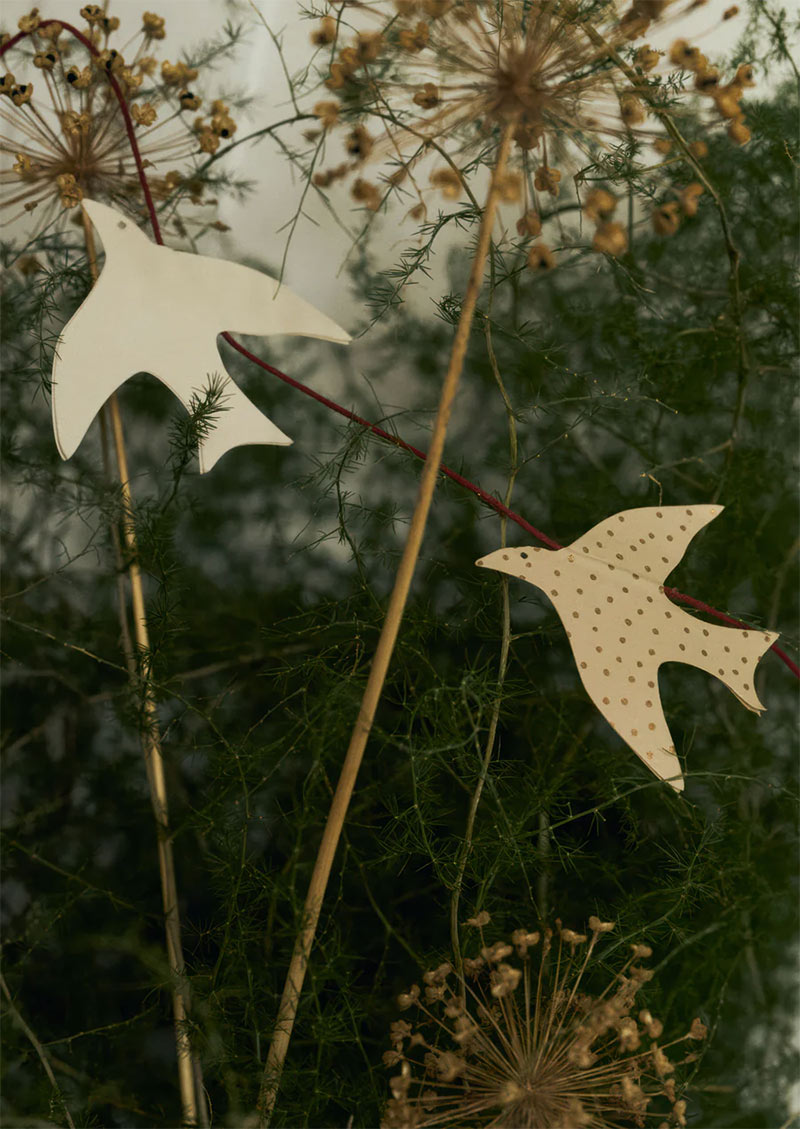 Décoration avec des branchages et guirlande faite main en papier - Le noël 2025 de Toast Décoration avec des branchages et guirlande faite main en papier - Le noël 2025 de Toast