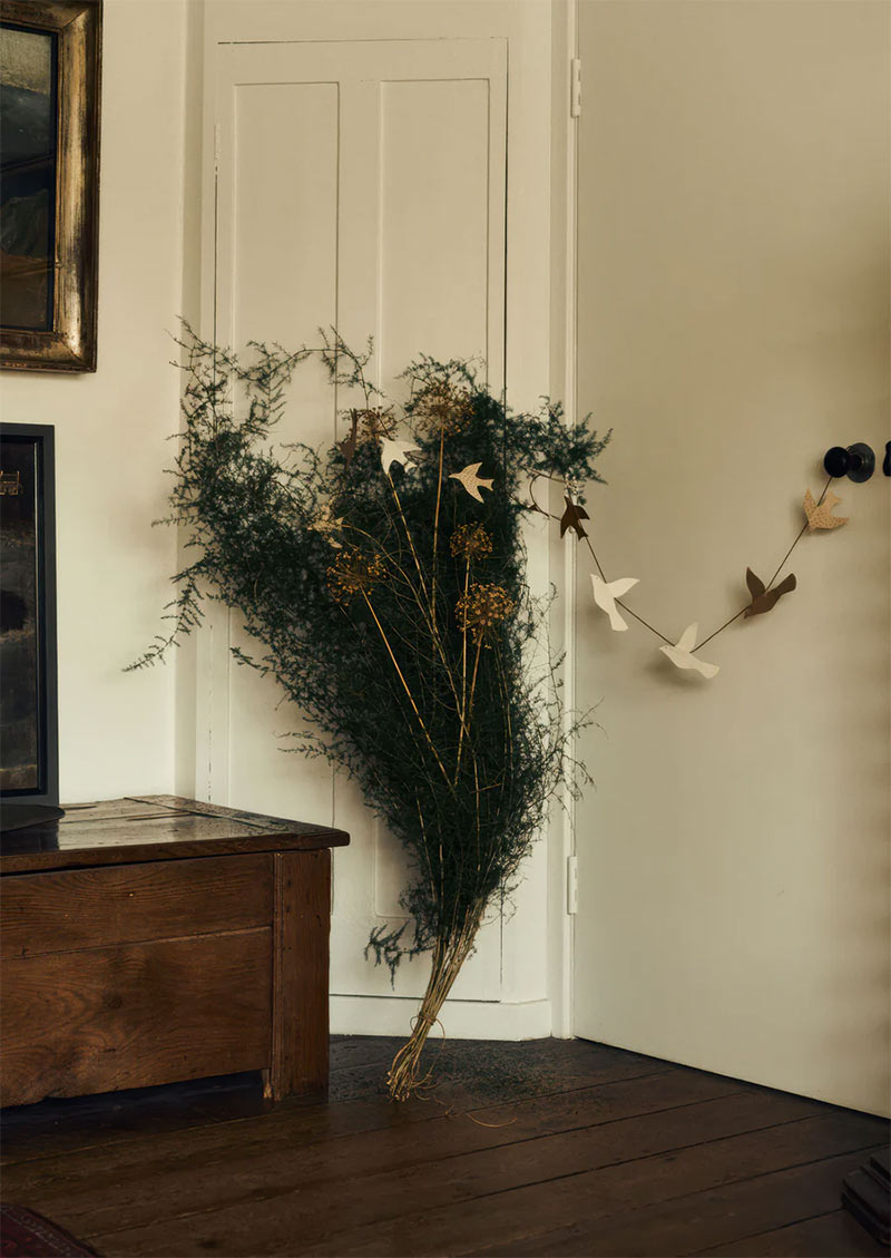 Décoration avec des branchages et guirlande faite main en papier - Le noël 2025 de Toast Décoration avec des branchages et guirlande faite main en papier - Le noël 2025 de Toast