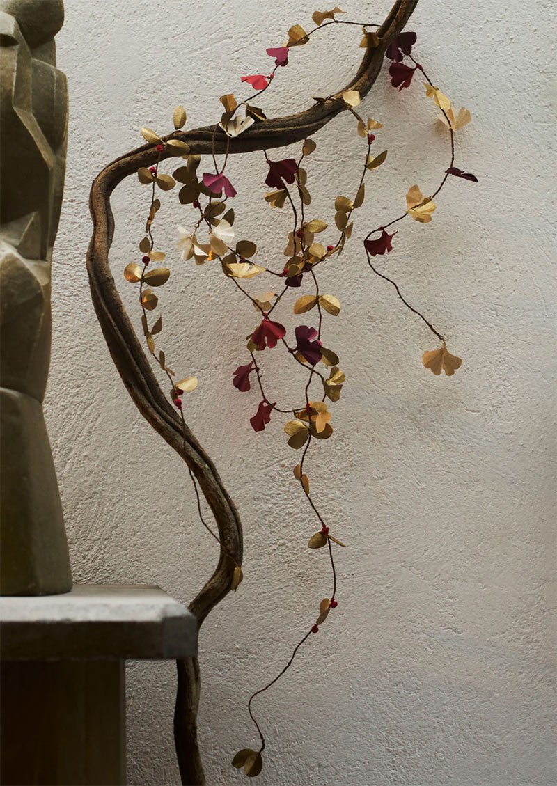 Guirlande avec des feuilles découpées dans du laiton - Le noël 2025 de Toast Guirlande avec des feuilles découpées dans du laiton - Le noël 2025 de Toast