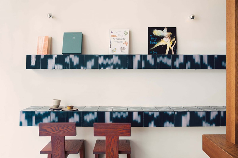 Le studio Uchronia signe le Café Shin, rue des Petites Écuriée, Paris 10