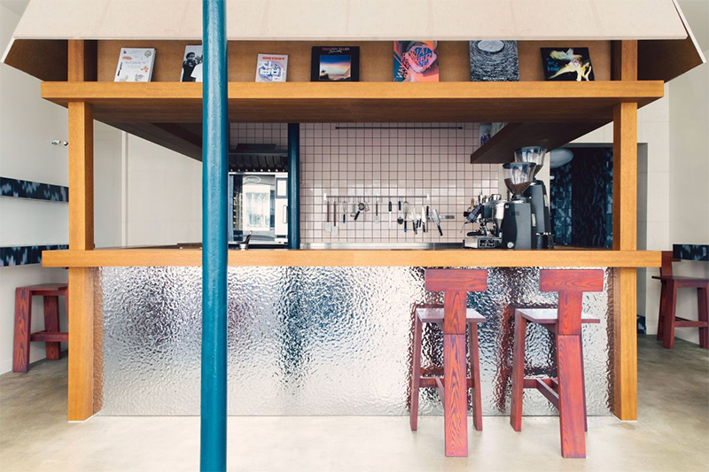 Le studio Uchronia signe le Café Shin, rue des Petites Écuriée, Paris 10
