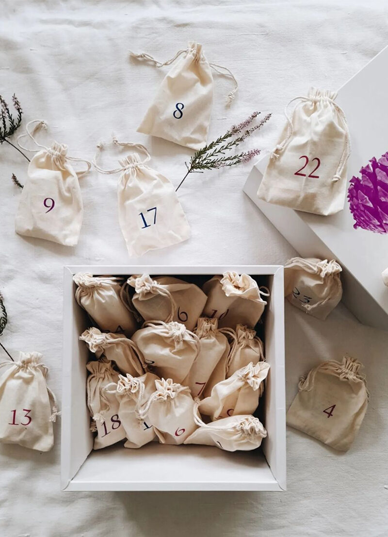 Des petites pochettes en tissu blanc, achetées une fois, rutilisables chaque année