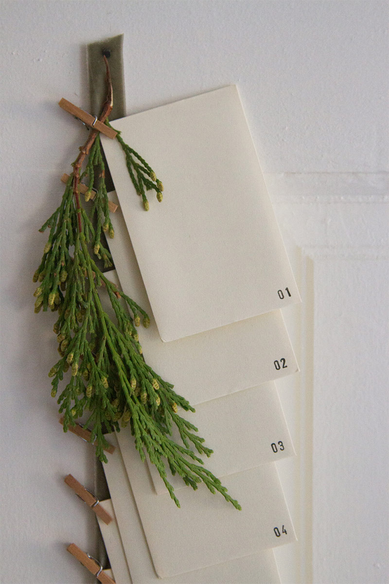 Calendrier de l'avent réalisé avec des enveloppes et des cartes de "petites actions à faire ensemble" par @readingmytealeaves