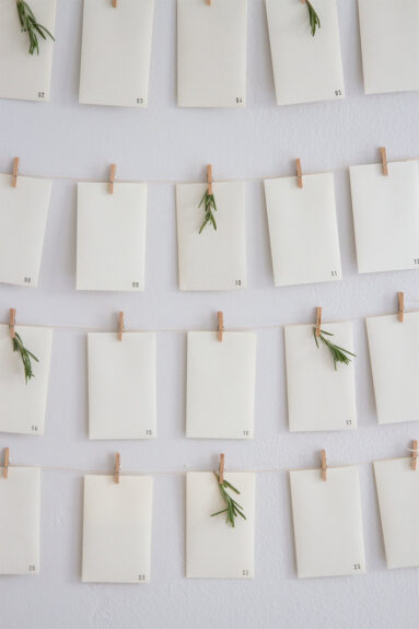 Calendrier de l'avent réalisé avec des enveloppes et des cartes de "petites actions à faire ensemble" par @readingmytealeaves