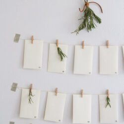 10 calendriers de l'avent minimalistes, simples et faciles à faire soi-même un-calendrier-del’avent-minimaliste-avec-des-enveloppes-par-@readingmytealeaves-5