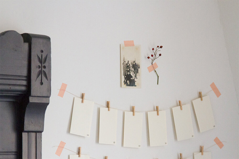 Calendrier de l'avent réalisé avec des enveloppes et des cartes de "petites actions à faire ensemble" par @readingmytealeaves