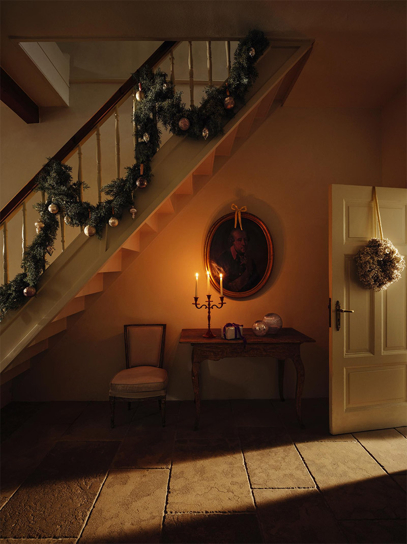 Ambiance de Noël traditionnelle, éclairée à la bougie - Éditorial Christmas 2025 Zara Home Ambiance de Noël traditionnelle, éclairée à la bougie - Éditorial Christmas 2025 Zara Home