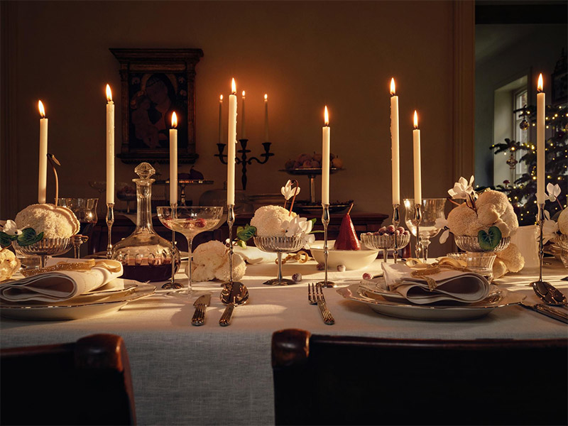 Table de Noël éclairée à la bougie - Éditorial Christmas 2025 Zara Home Table de Noël éclairée à la bougie - Éditorial Christmas 2025 Zara Home