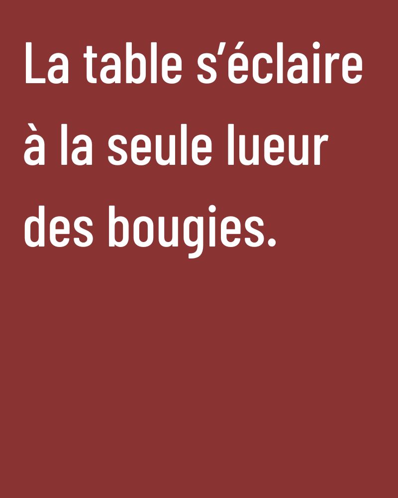La table s’éclaire à la seule lueur des bougies.