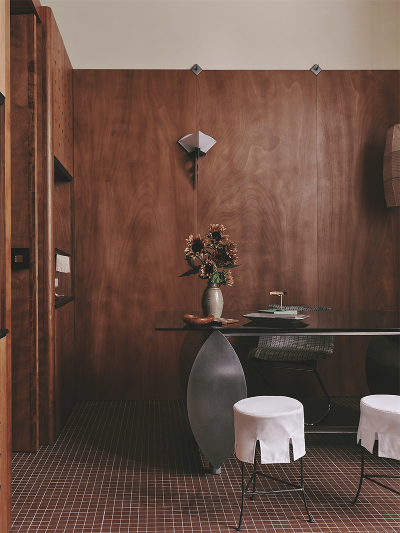 Mur en essence foncée d'okoumé et bureau chiné des années 30 Mur en essence foncée d'okoumé et bureau chiné des années 30