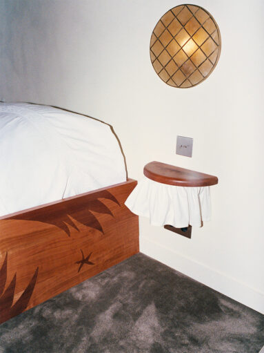 Lit chiné et sa table de chevet avec rideau jupon vintage Lit chiné et sa table de chevet avec rideau jupon vintage