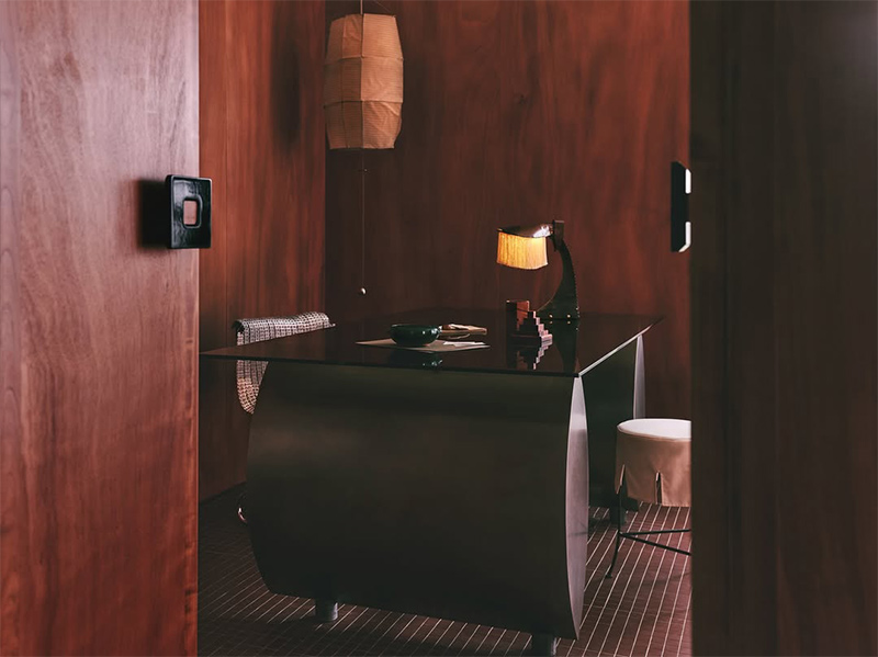 Mur en essence foncée d'okoumé et bureau chiné des années 30 Mur en essence foncée d'okoumé et bureau chiné des années 30