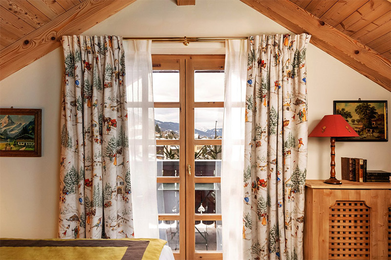 Hôtel Saint-Georges, Megève, par Luke Edward Hall d'inspiration Grandmillennial, chalet des années 80