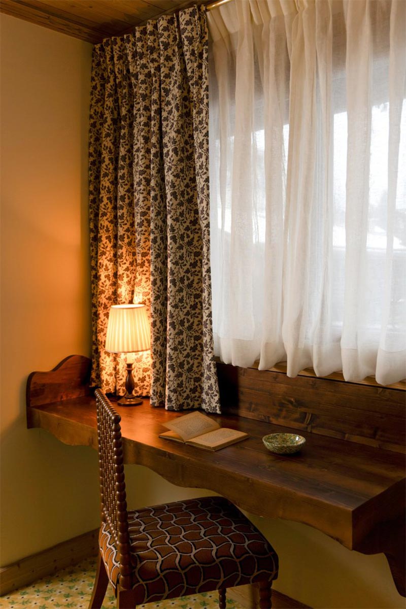 Hôtel Saint-Georges, Megève, par Luke Edward Hall d'inspiration Grandmillennial, chalet des années 80