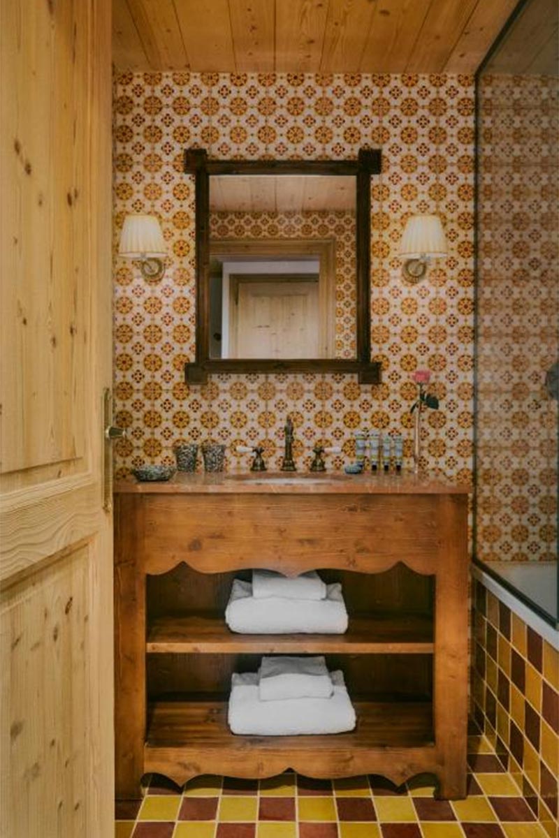 Hôtel Saint-Georges, Megève, par Luke Edward Hall d'inspiration Grandmillennial, chalet des années 80