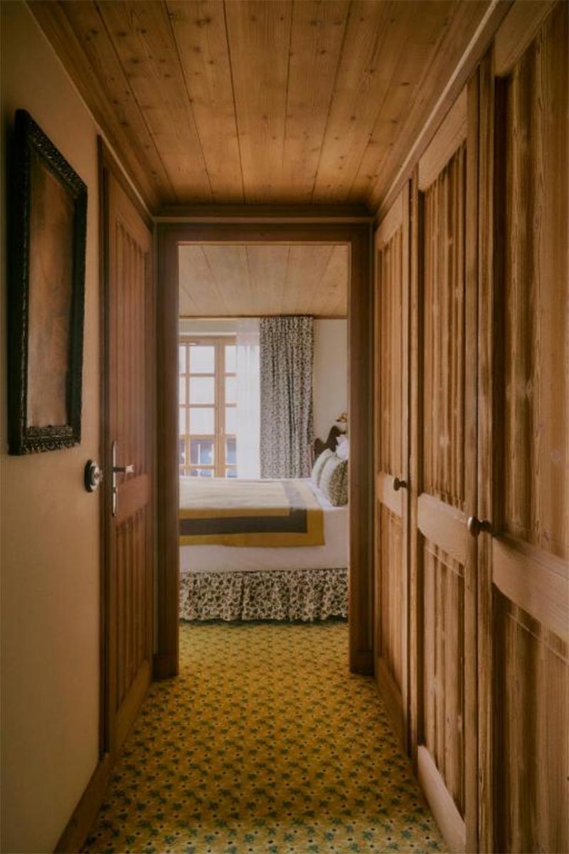 Hôtel Saint-Georges, Megève, par Luke Edward Hall d'inspiration Grandmillennial, chalet des années 80