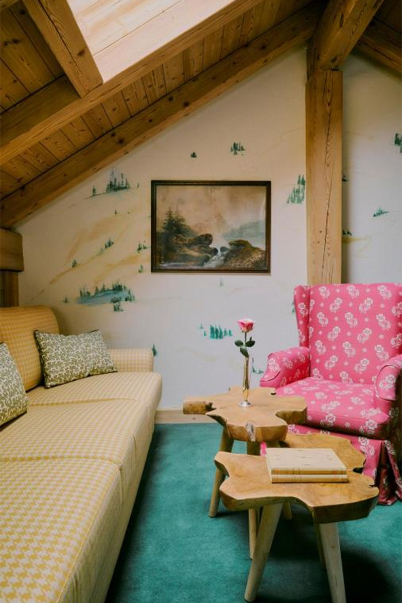 Hôtel Saint-Georges, Megève, par Luke Edward Hall d'inspiration Grandmillennial, chalet des années 80