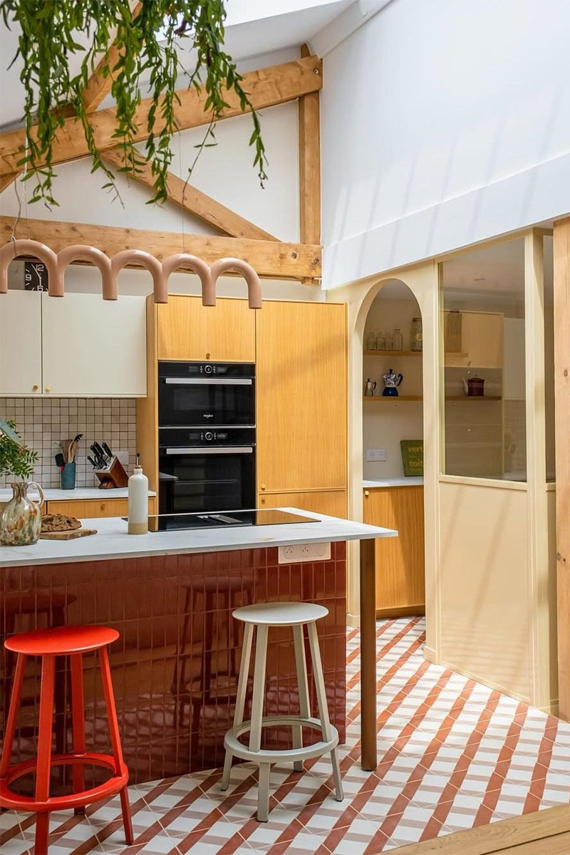 Îlot de cuisine dont le plan de travail a été agrandi par des pieds en métal