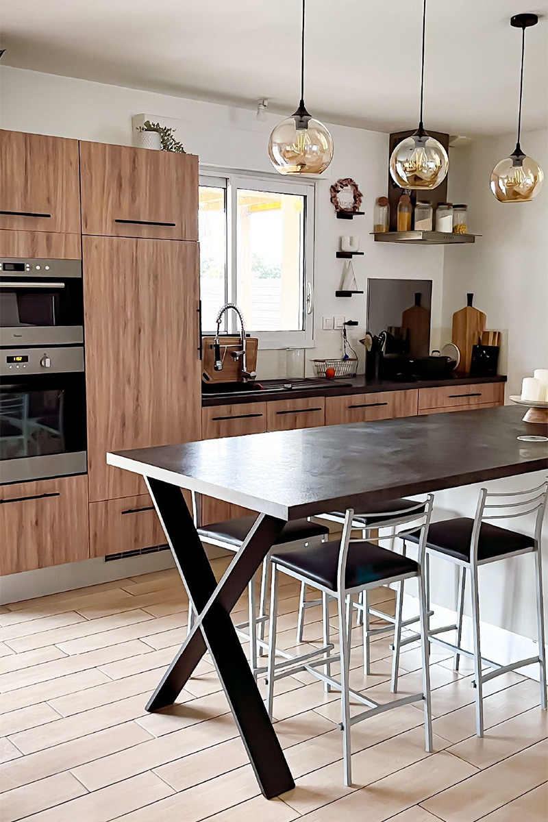 Aménagement d'un coin repas avec des pieds et un plan de travail noir