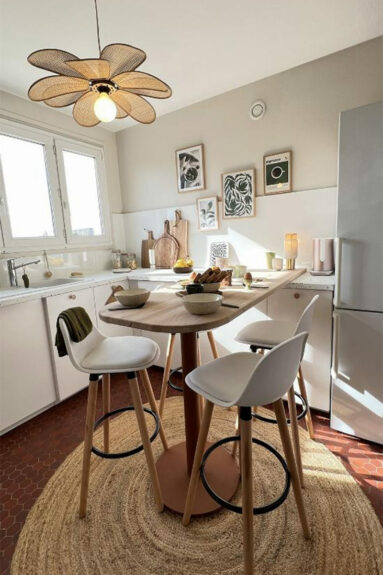 Aménagement d'un petit coin repas avec un pied bistrot et un plan de travail en bois
