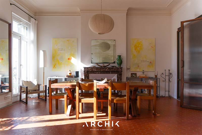 La salle à manger et sa grande table en bois et chaises vintage La salle à manger et sa grande table en bois et chaises vintage