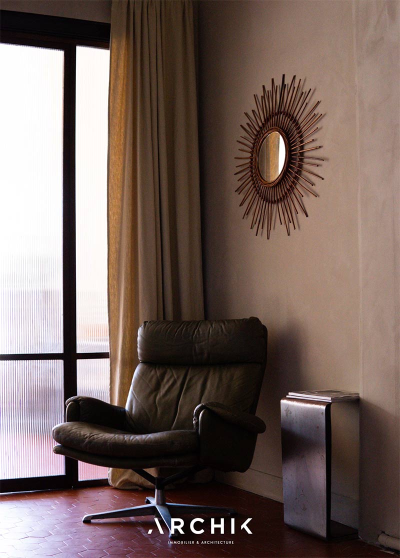 Fauteuil seventies en cuir et table en inox Fauteuil seventies en cuir et table en inox