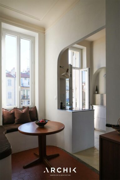 L'espace repas avec sa banquette contre la fenêtre dans la cuisine L'espace repas avec sa banquette contre la fenêtre dans la cuisine