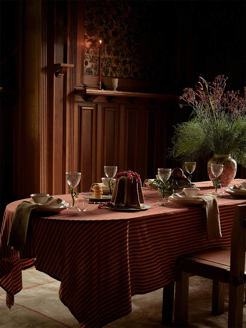 Table de fête sur nappe à rayures rouges et bordeaux Table de fête sur nappe à rayures rouges et bordeaux